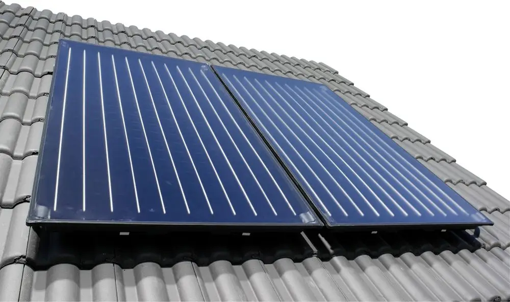 Zwei Solarpanels auf einem dunklen Ziegeldach, die von Bosch stammen. Die Platten sind parallel montiert und haben eine glatte Oberfläche mit vertikalen Streifen.